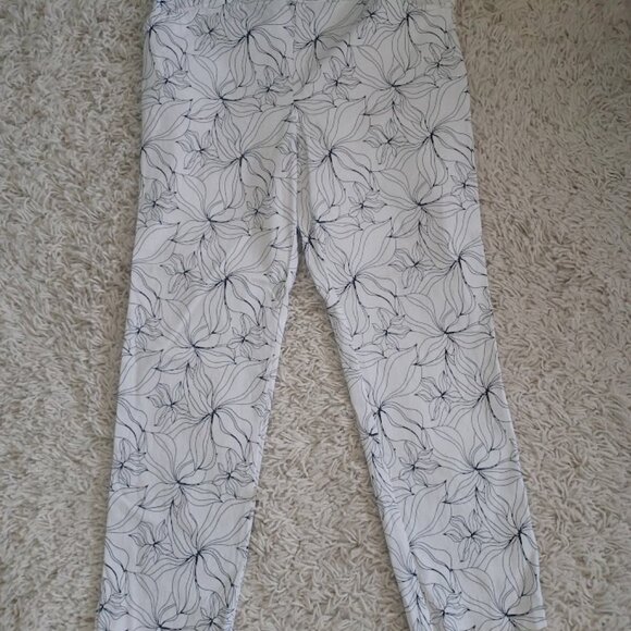 Chico’s Perfect Stretch Ankle Pants Sz 12/14 Floral Black White Pull On Stretch - Picture 2 of 9